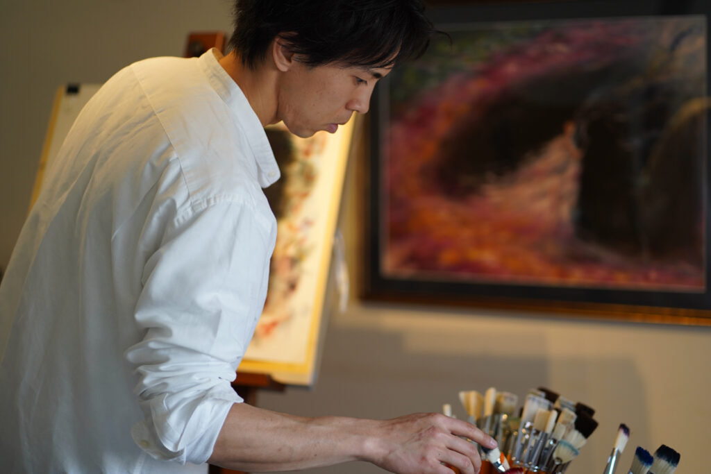 制作中の鈴木雄太さんの絵画