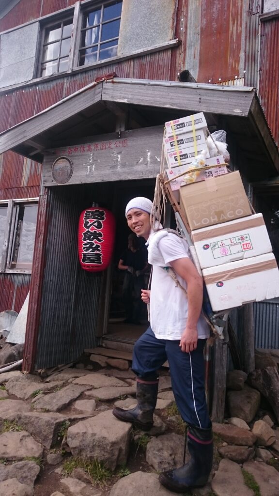 八ヶ岳の山小屋で食材を運ぶ鈴木雄太さん