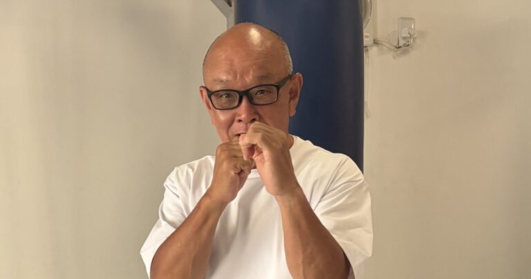 サンドバッグの前で構えを取る渡邉房光さん（誠空会）