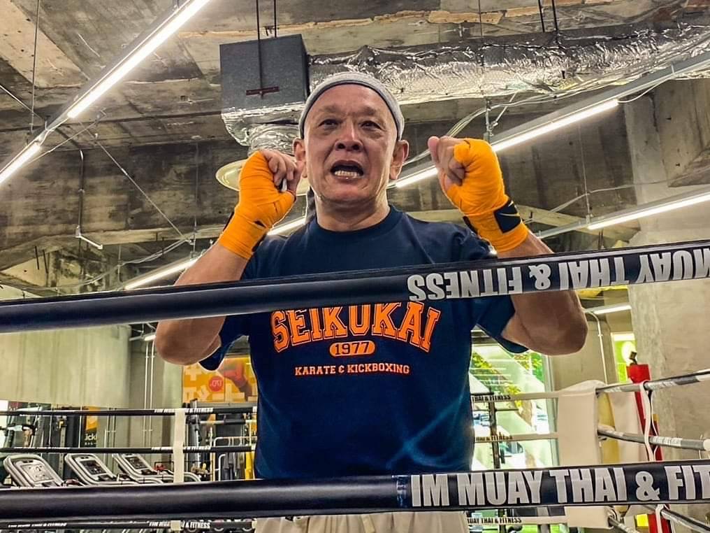 リング上でグローブをつけ構える渡邉房光さん(誠空会Tシャツ)