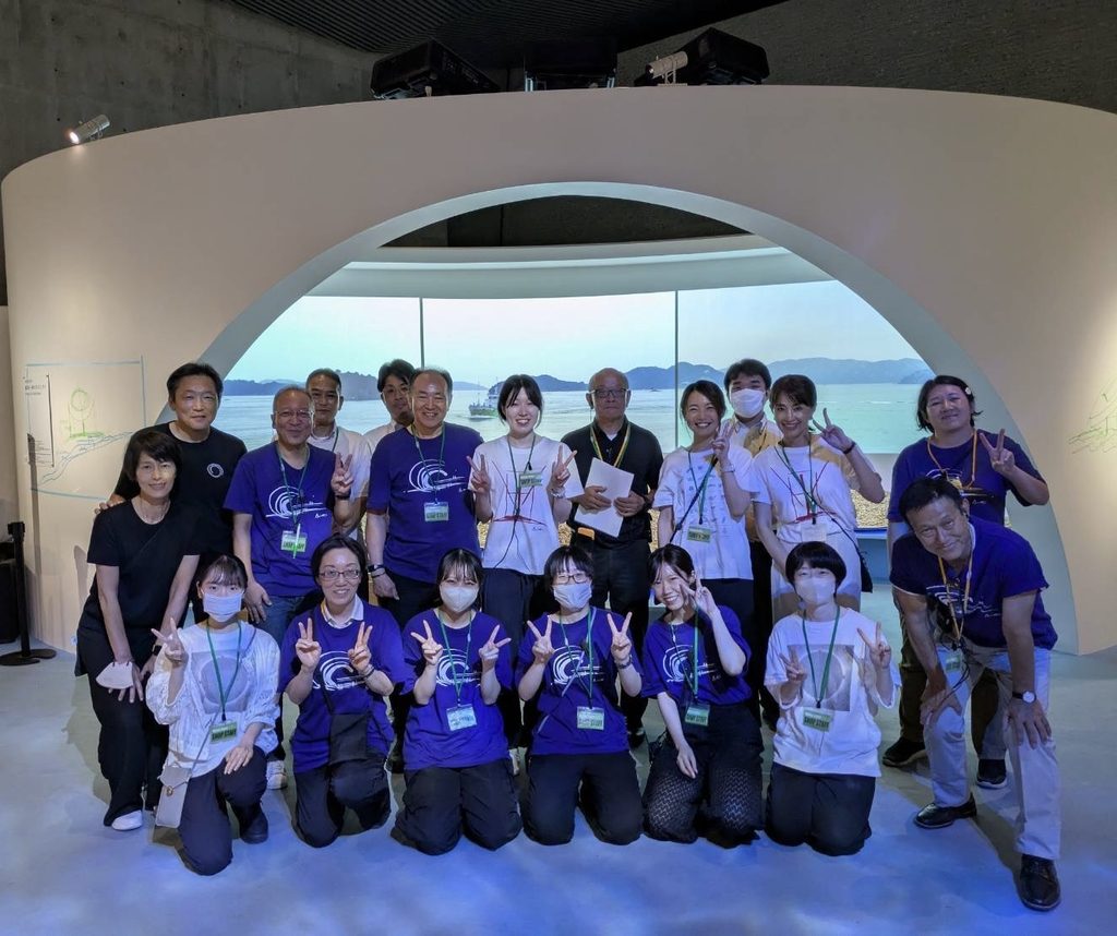 安藤忠雄展の運営スタッフによる集合写真