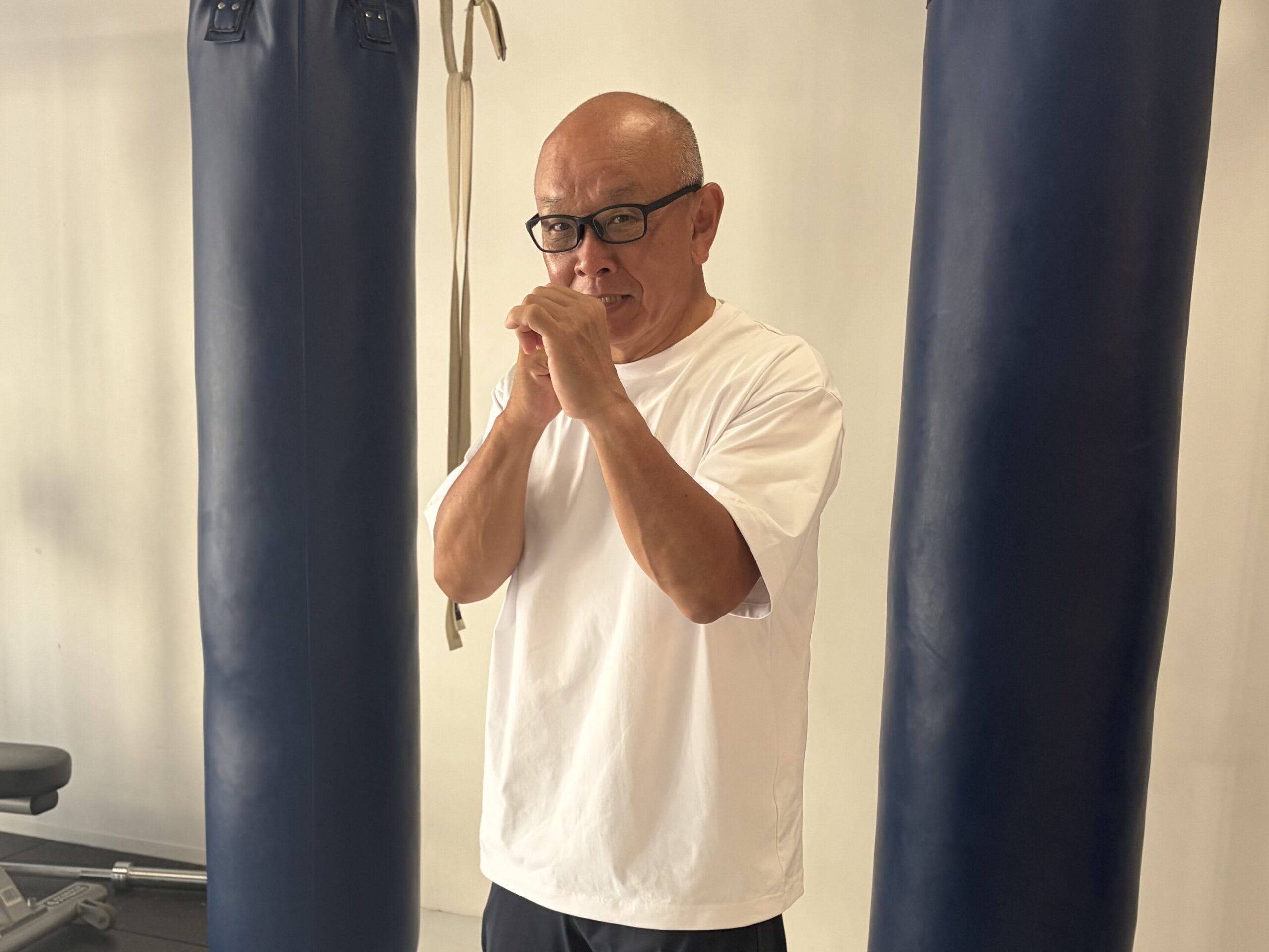 サンドバッグの前で構える渡邉房光さんの全身