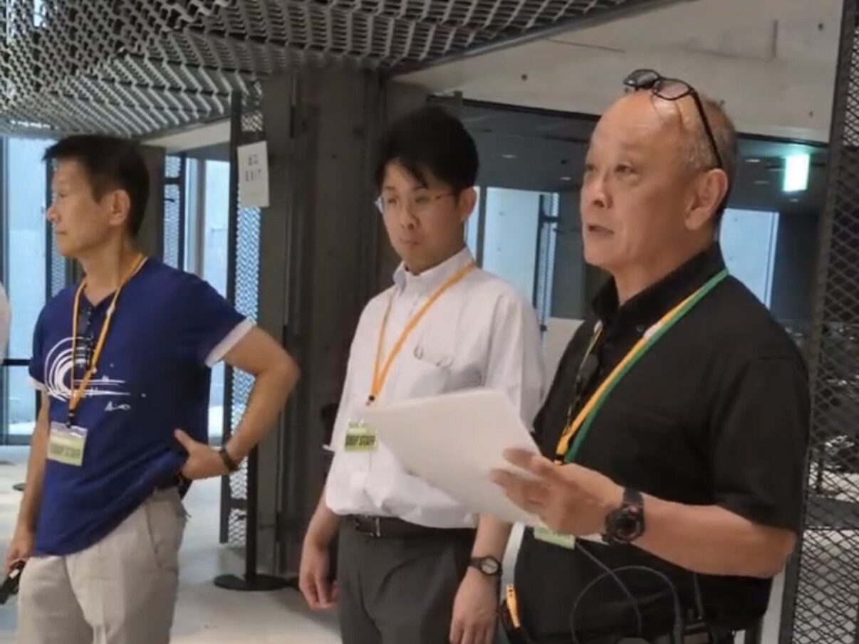 展覧会の会場で打ち合わせをする運営スタッフ