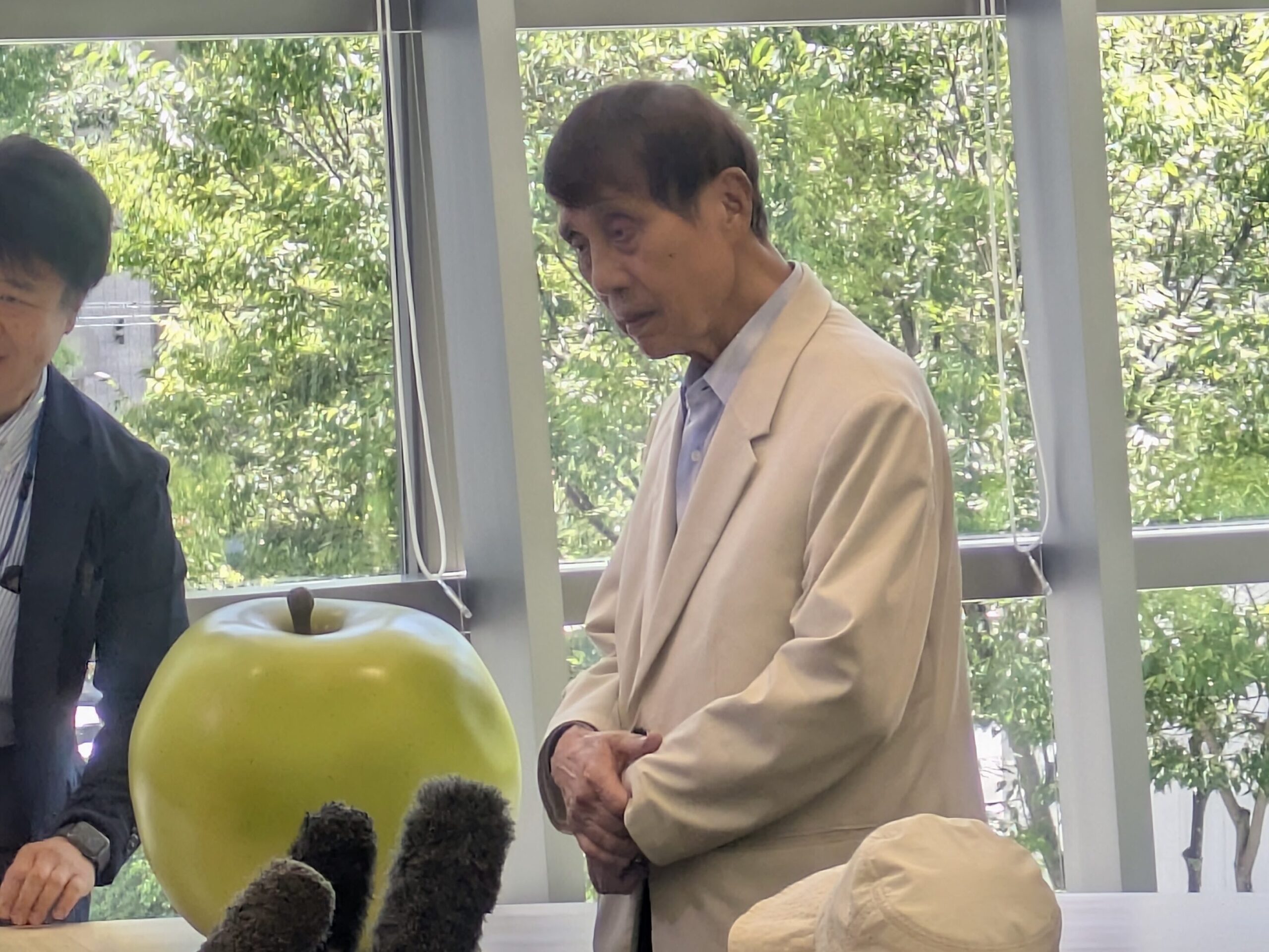 報道陣に囲まれるサイン会当日の会場